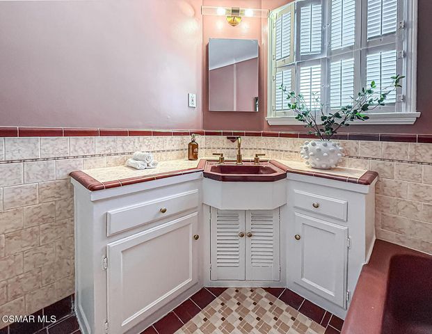 8419 Vicksburg Avenue, Los Angeles, CA 90045