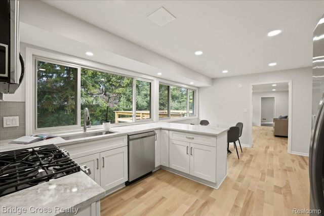 655 S Spinningwheel Lane, Bloomfield Hills, MI 48304