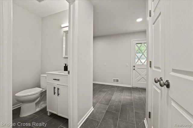 655 S Spinningwheel Lane, Bloomfield Hills, MI 48304
