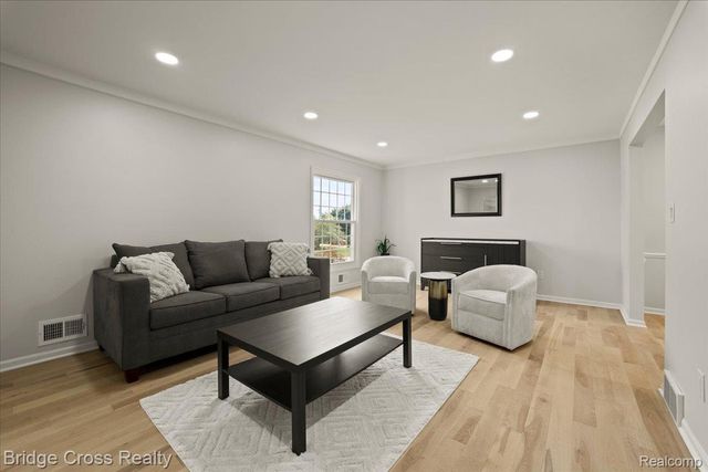 655 S Spinningwheel Lane, Bloomfield Hills, MI 48304