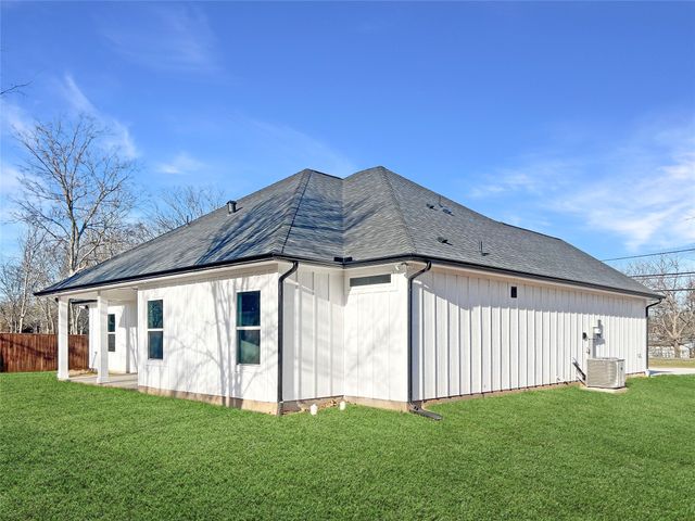 404 S San Marcos Street, Whitney, TX 76692