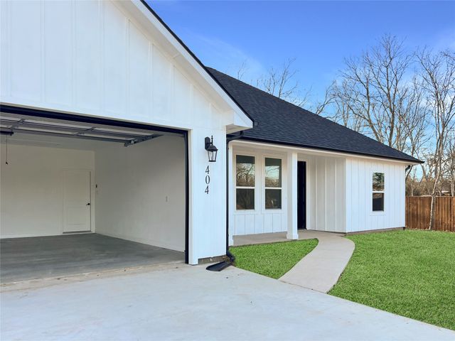 404 S San Marcos Street, Whitney, TX 76692