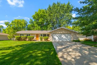 808 S Cedarcrest Drive, Schaumburg, IL 60193