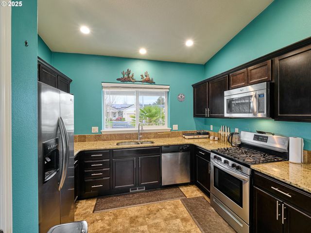 2922 OXFORD St, Woodburn, OR 97071