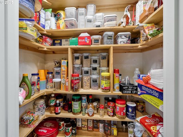 2922 OXFORD St, Woodburn, OR 97071