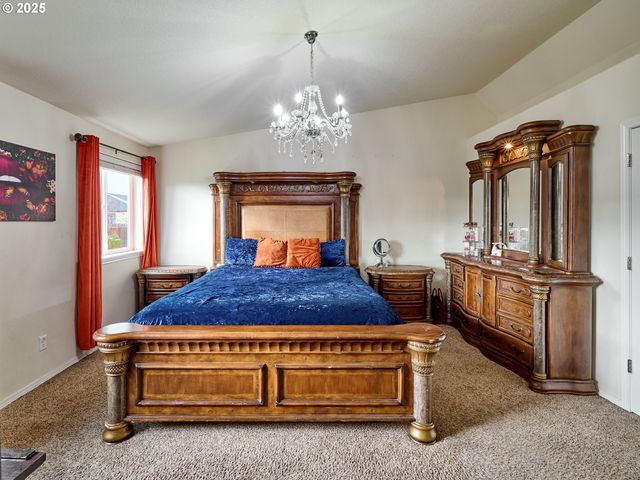 2922 OXFORD St, Woodburn, OR 97071