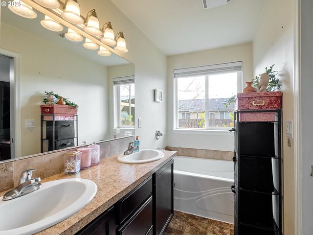 2922 OXFORD St, Woodburn, OR 97071