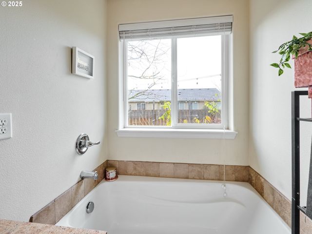 2922 OXFORD St, Woodburn, OR 97071