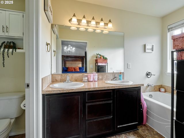 2922 OXFORD St, Woodburn, OR 97071