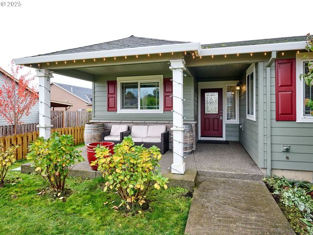 2922 OXFORD St, Woodburn, OR 97071