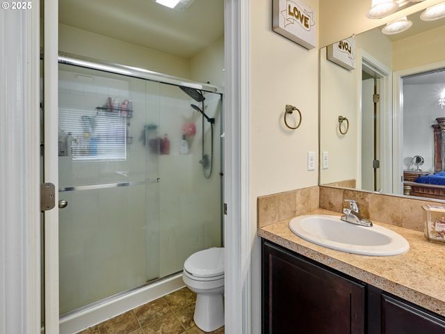 2922 OXFORD St, Woodburn, OR 97071