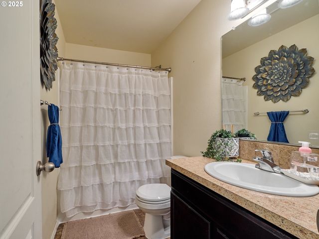 2922 OXFORD St, Woodburn, OR 97071