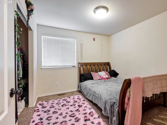 2922 OXFORD St, Woodburn, OR 97071