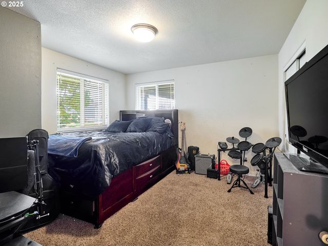 2922 OXFORD St, Woodburn, OR 97071