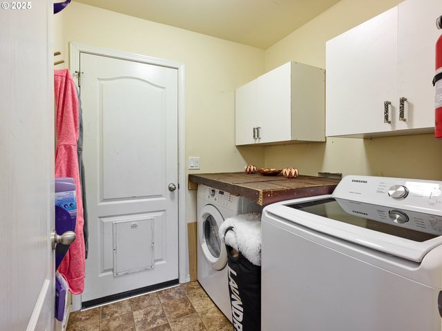 2922 OXFORD St, Woodburn, OR 97071