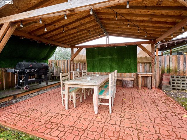 2922 OXFORD St, Woodburn, OR 97071