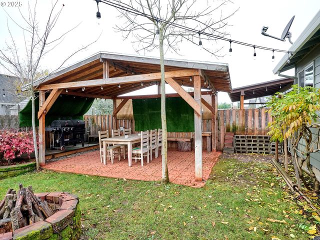 2922 OXFORD St, Woodburn, OR 97071