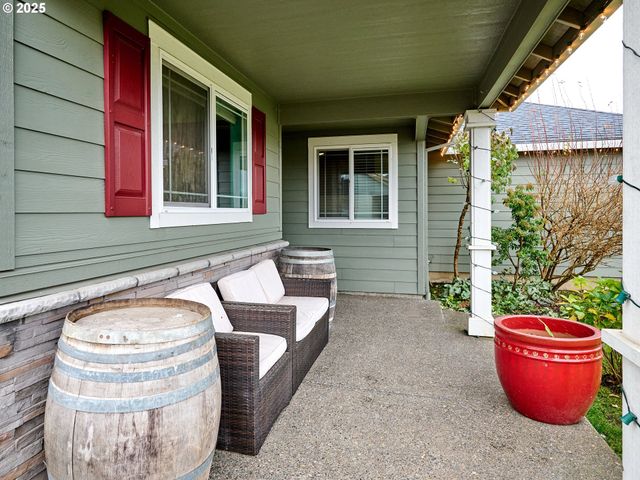 2922 OXFORD St, Woodburn, OR 97071