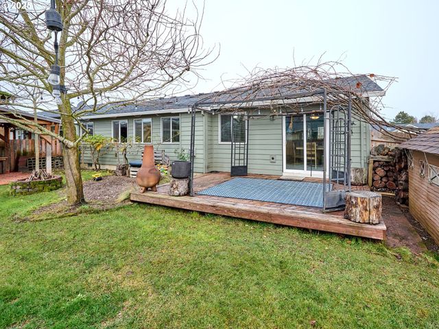 2922 OXFORD St, Woodburn, OR 97071