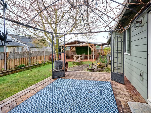 2922 OXFORD St, Woodburn, OR 97071