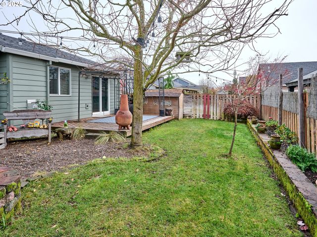 2922 OXFORD St, Woodburn, OR 97071