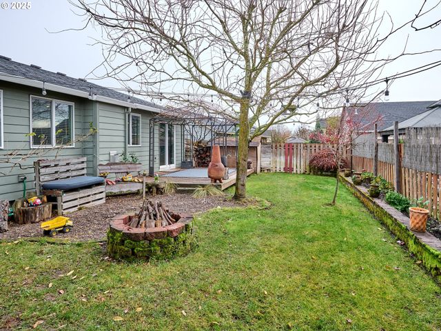 2922 OXFORD St, Woodburn, OR 97071