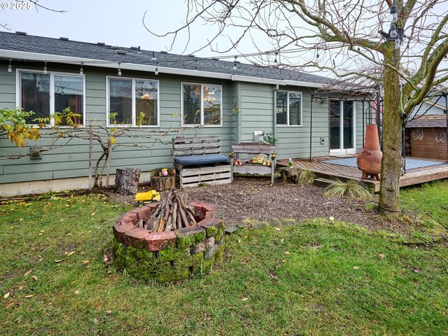 2922 OXFORD St, Woodburn, OR 97071