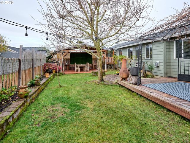 2922 OXFORD St, Woodburn, OR 97071