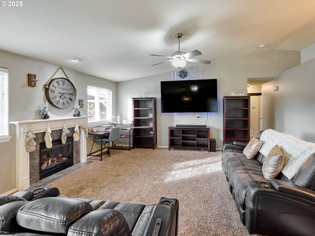 2922 OXFORD St, Woodburn, OR 97071