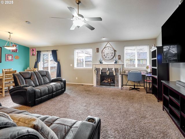 2922 OXFORD St, Woodburn, OR 97071