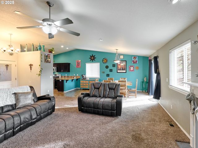 2922 OXFORD St, Woodburn, OR 97071