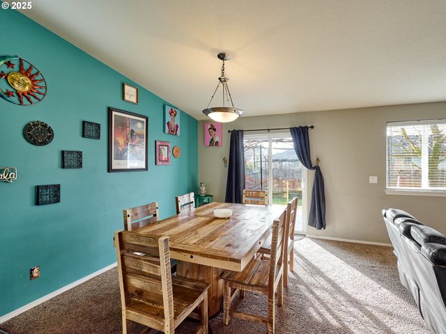 2922 OXFORD St, Woodburn, OR 97071