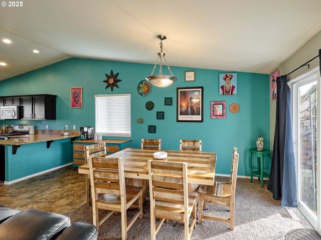 2922 OXFORD St, Woodburn, OR 97071