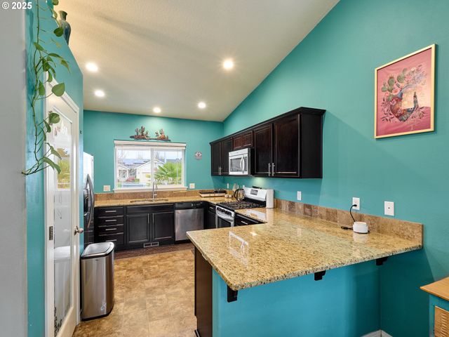 2922 OXFORD St, Woodburn, OR 97071