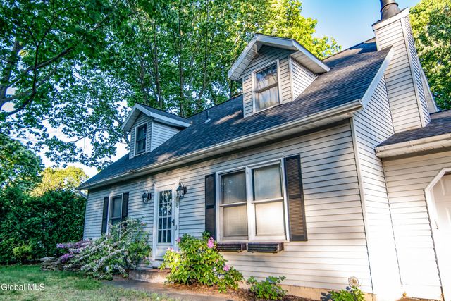 15 Longwood Drive, Clifton Park, NY 12065