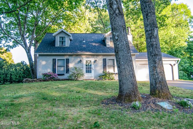 15 Longwood Drive, Clifton Park, NY 12065