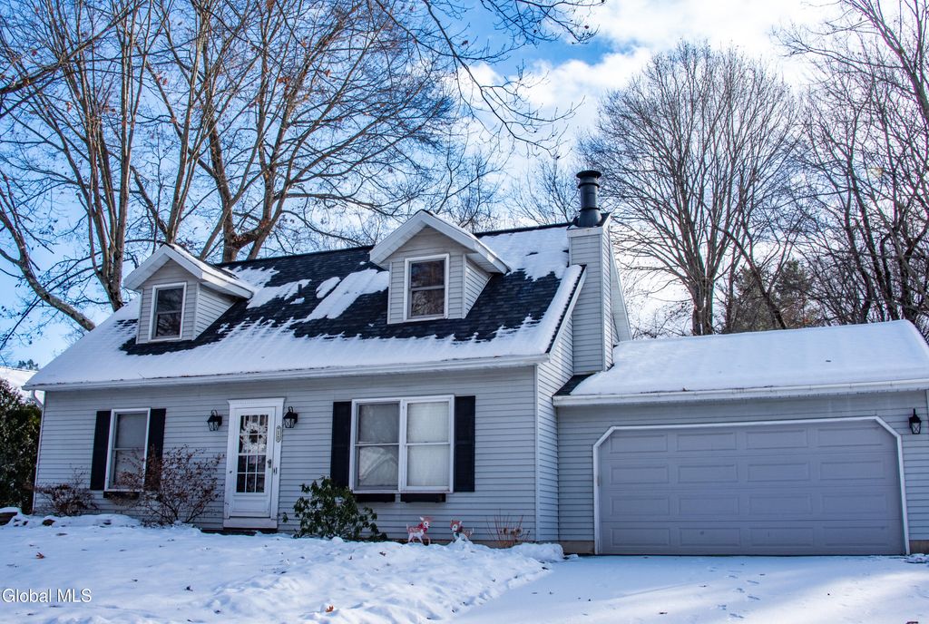 15 Longwood Drive, Clifton Park, NY 12065