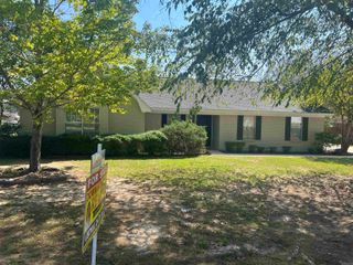 901 Green Oaks Ln, White Hall, AR 71602