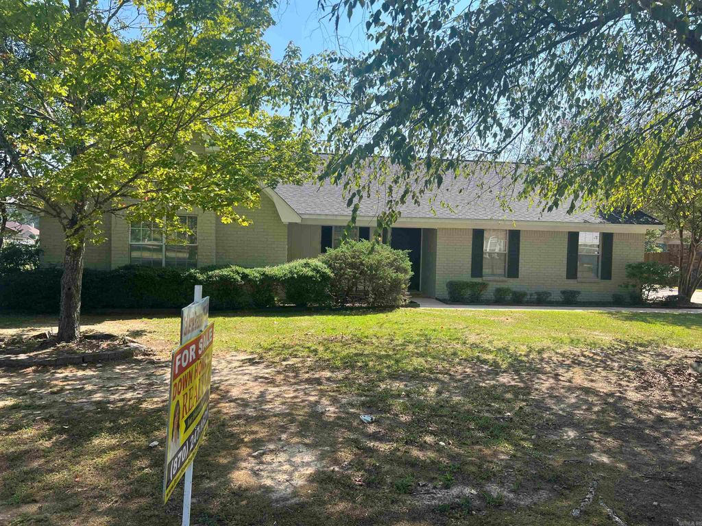 901 Green Oaks Ln, White Hall, AR 71602