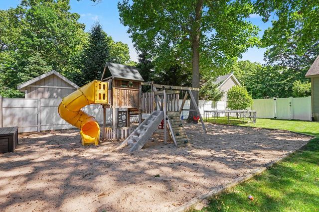 2560 Huron Trail 7, Muskegon, MI 49445