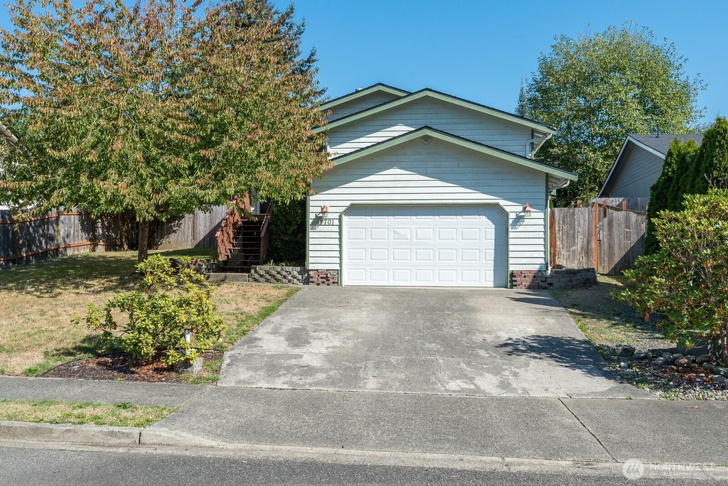 17701 Hillside Court, Arlington, WA 98223
