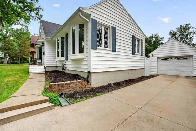 2221 Grand Boulevard, Cedar Falls, IA 50613