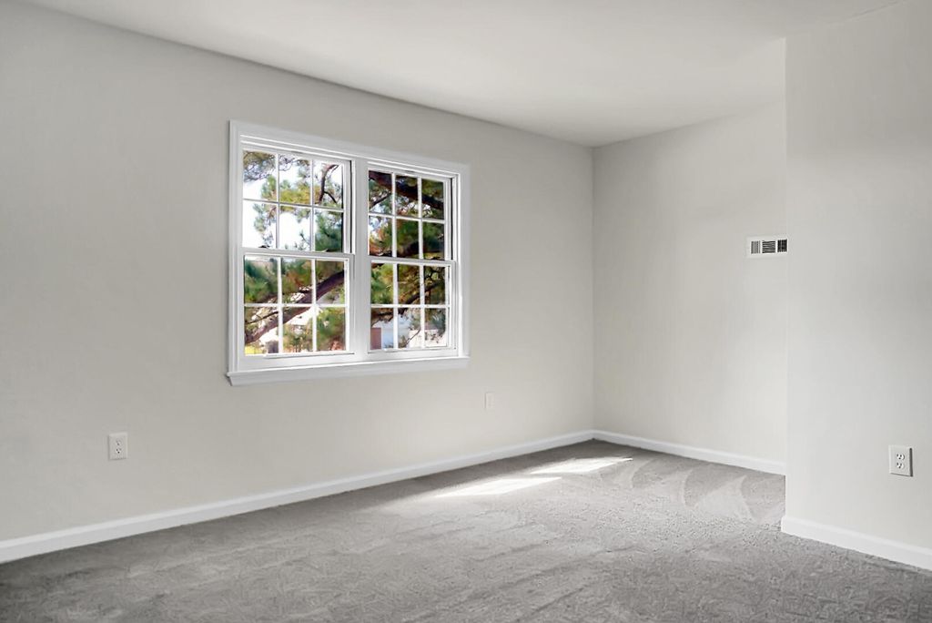 Image 12 of property listing at 7650 Oldridge Road, North Charleston, SC 29418