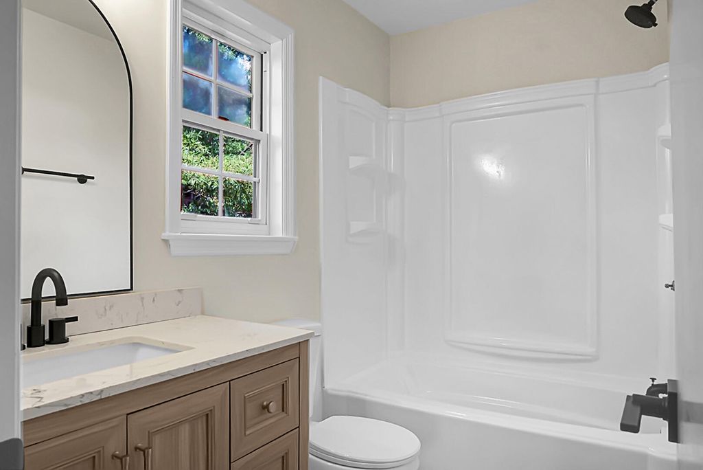 Image 13 of property listing at 7650 Oldridge Road, North Charleston, SC 29418