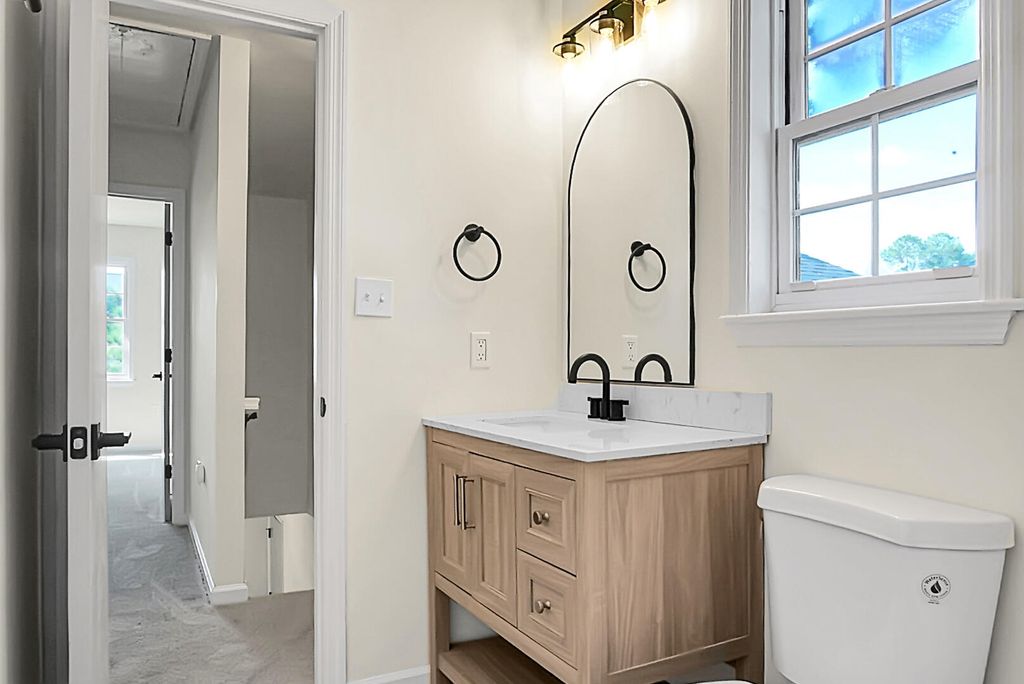 Image 14 of property listing at 7650 Oldridge Road, North Charleston, SC 29418