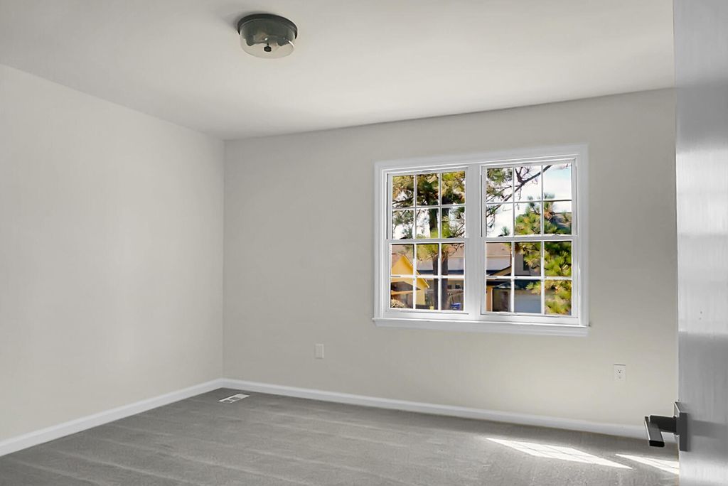 Image 15 of property listing at 7650 Oldridge Road, North Charleston, SC 29418