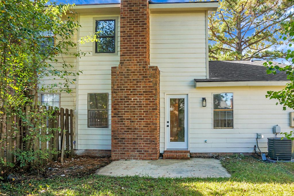 Image 17 of property listing at 7650 Oldridge Road, North Charleston, SC 29418