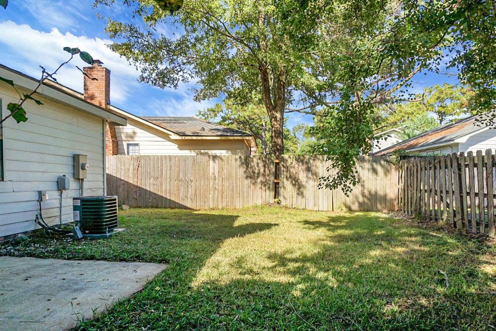 Image 18 of property listing at 7650 Oldridge Road, North Charleston, SC 29418