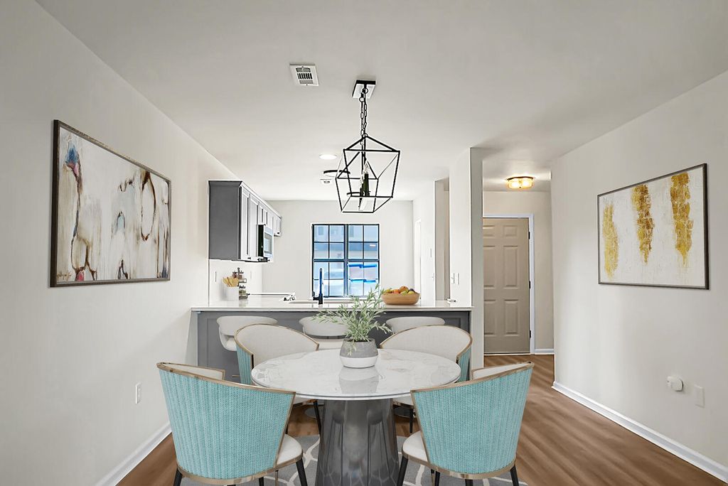 Image 3 of property listing at 7650 Oldridge Road, North Charleston, SC 29418