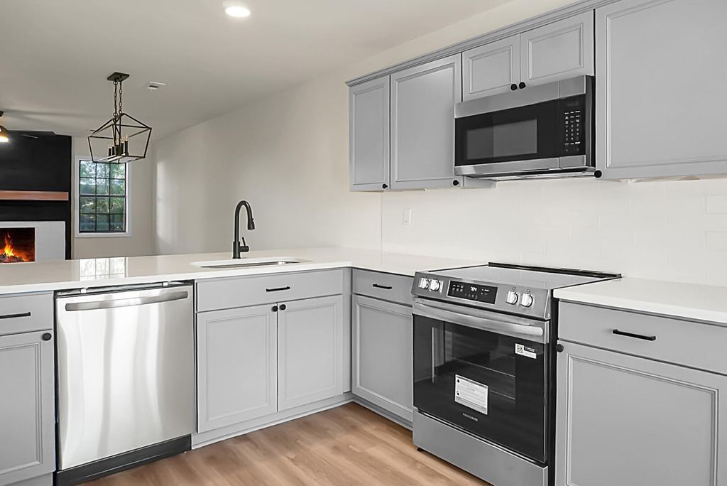 Image 4 of property listing at 7650 Oldridge Road, North Charleston, SC 29418